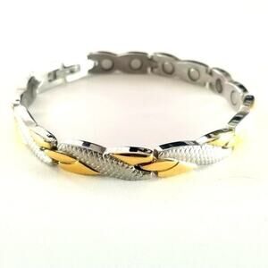 New stainless steel magnetic bracelet. 7.5 inches‎
